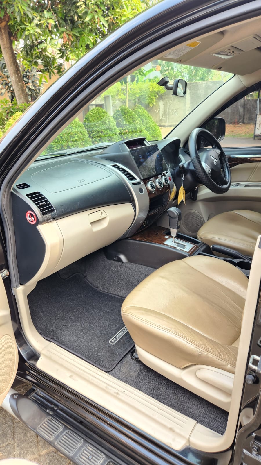 Galeri Mitsubishi Pajero Sport Exceed 4x2 2.5 AT Hitam 11