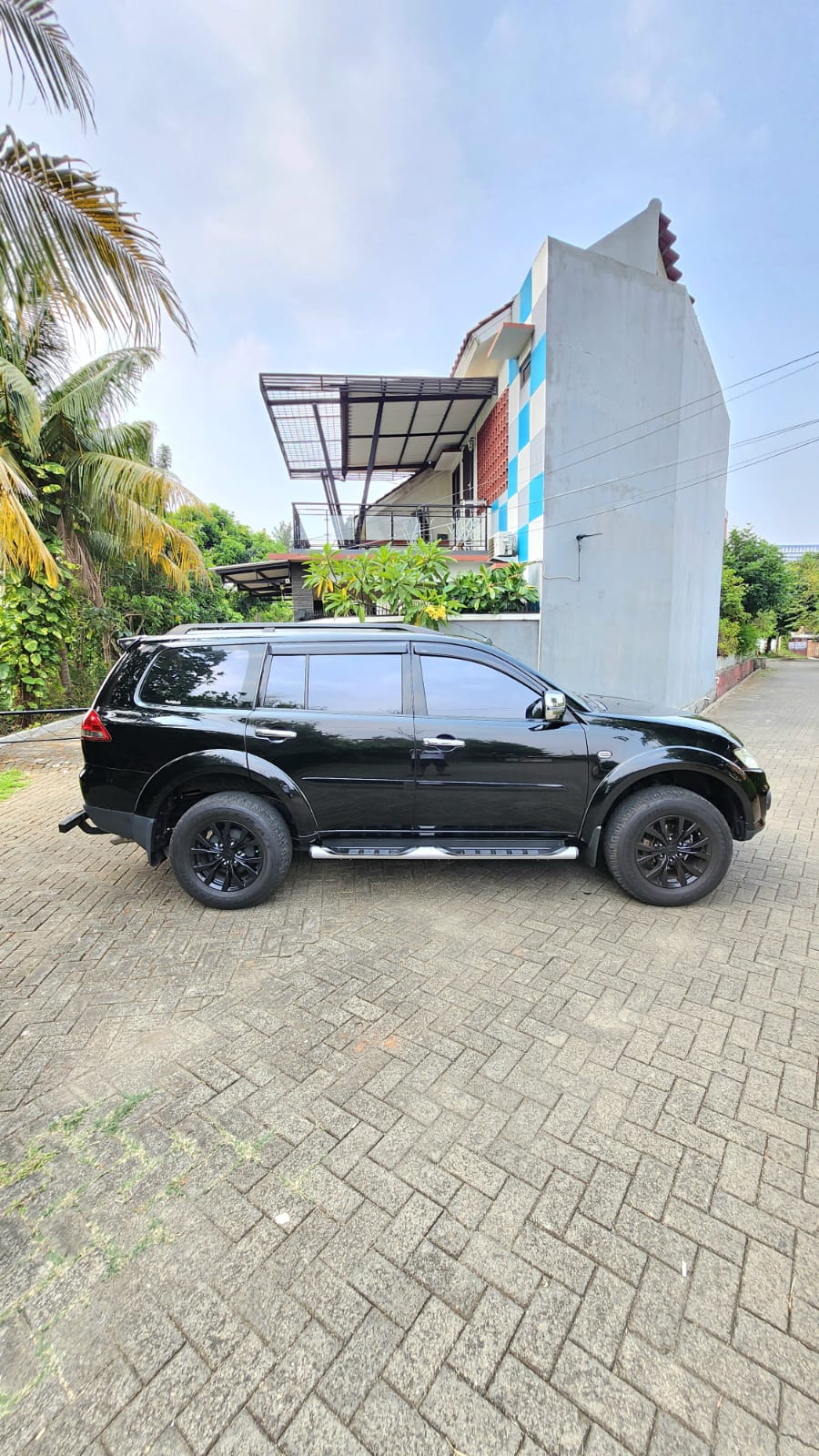 Galeri Mitsubishi Pajero Sport Exceed 4x2 2.5 AT Hitam 17
